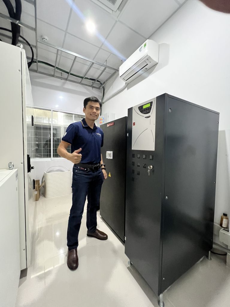 Kỹ sư kinh doanh Nguyễn Quốc Cường và bộ UPS Auriga 100 của Powertronix Italy