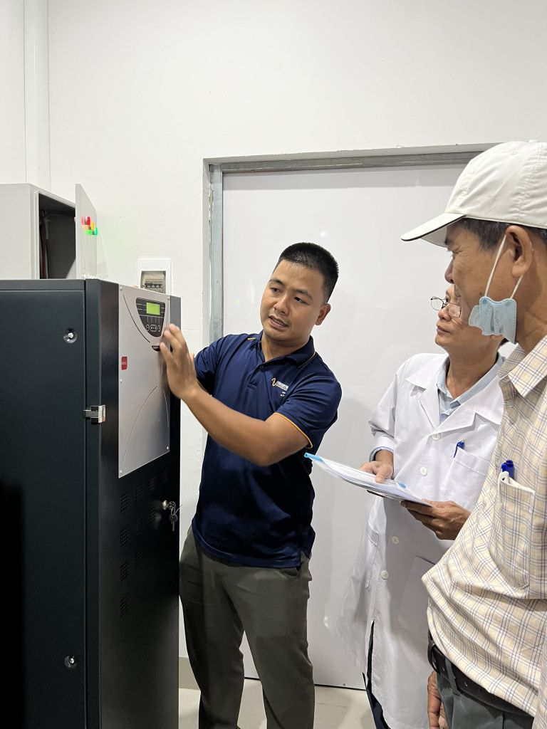 Kỹ sư UPS đang training vận hành cho kỹ thuật viên Hương Sơn