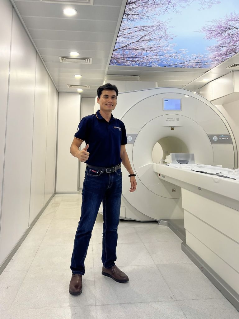 Kỹ sư UPS chụp ảnh cùng MRI 1.5T uMR của UIH